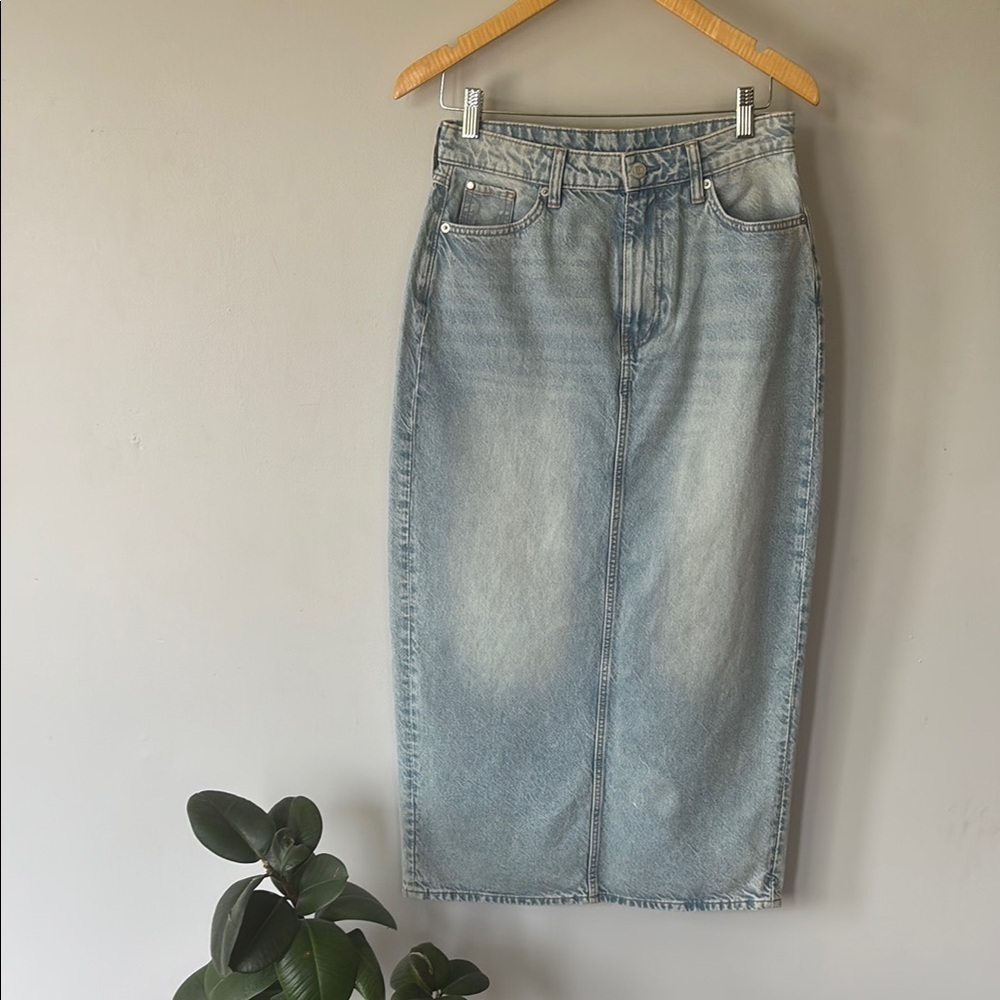 H&M & Denim Light Wash High Waist Denim Midi Skirt – Women’s Size Small